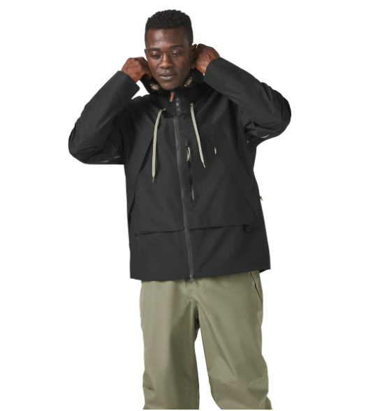 The Cascade Crest Packable GTX Jacket combines classic style with advanced protection, featuring a durable three-layer GORE-TEX ePE membrane and taped seams to keep you dry in heavy rain.