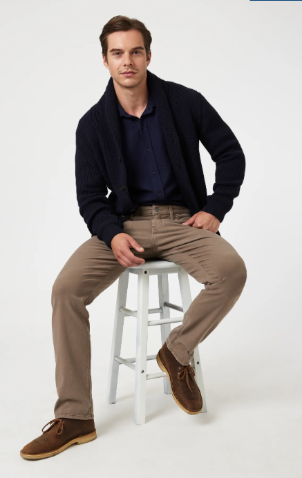Mavi Zach
